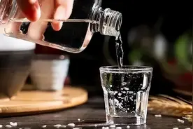 每天晚上喝一两白酒，长时间下去会怎样？医生：或许会有几个变化图片