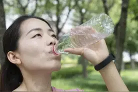 晨起空腹喝水，比不吃早餐危害还大？劝告：这“两种水”不建议喝图片