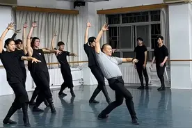 笑不活了，舞蹈学院院长同学生共舞，我却笑死在网友评论区里图片