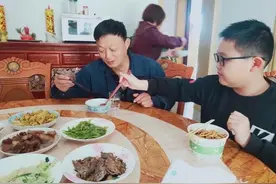 人到六十岁还能喝白酒吗？行家：牢记这三条“铁则”，喝着踏实图片