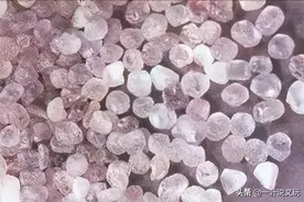 大火过后，铺路的烂石头竟变成了宝石图片