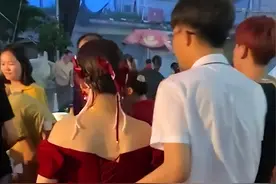 福建一对新人给宾客敬酒新郎全程护着新娘，网友慕了：满满都是爱图片