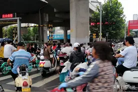 中国两轮电动车群雄纷争：三巨头格局形成，龙头豪夺销量五连冠图片