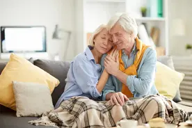 同学聚会偶遇前男友,同学拿我们俩开玩笑,如今前男友想跟我复合图片