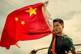 原来《战狼》里情节是真的！在约旦被绑架，中国小伙展示国旗脱困图片