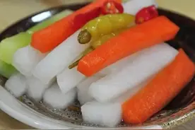 泡菜坛生花了，加白酒是“帮倒忙”！母亲教我4招，放一年不生花图片