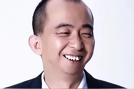 巨兴茂：比黄渤还丑长得像猴子，娶小15岁小娇妻，7年赚亿万身家图片