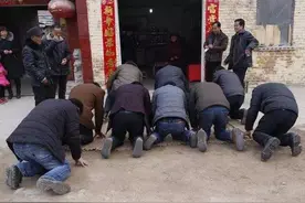 拿盆磕头索红包是恶搞图片