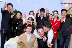 离婚带仨娃，却被小16岁帅小伙一见钟情，网红猫七七有何魅力？图片