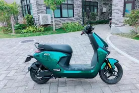 ​号称优化N系列所有短板，九号M95C电摩评测：107km+解决死亡摇摆图片