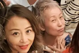 叶童携老公参加富豪聚会！满头白发变化大，喝到满脸通红嘟嘴卖萌图片