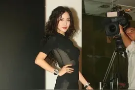 杨颖到底有多美？穿黑色纱裙秀S曲线，烫羊毛卷超显嫩图片