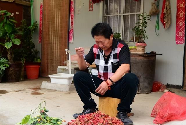 “辣王”李永志：5斤辣椒配白酒，破世界纪录，如今下场令人同情