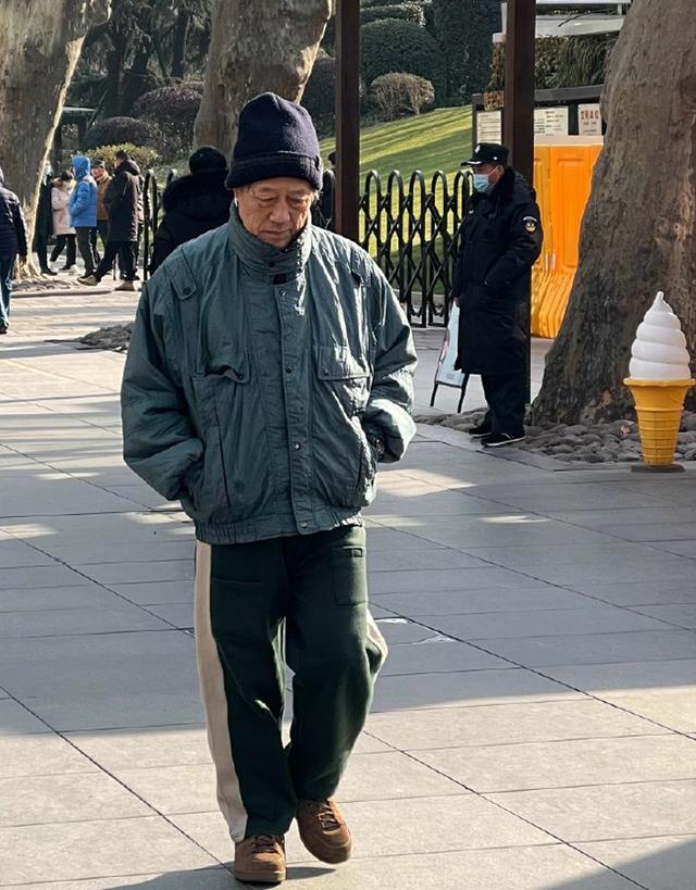 上海爷爷太敢穿了:"羽绒服 短裤",看着觉得冷,实际很时髦_时尚 - 中享