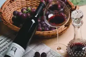 红酒存放过期后还能喝吗？以前不懂，听完酿酒师傅一席话才明白！图片