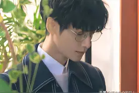 单看脸惊艳帅气，一看全身就秒垮掉，这些男星被身高害惨了图片