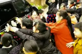 婚车被堵张口就要9条大中华，不料遇上狠人：就不惯着你们！图片