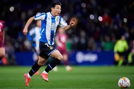 武磊终于等到赛季首球，打破进球荒+错失单刀，赛后西媒有褒有贬图片