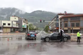 谁闯红灯谁负责!图片