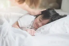 青春期男孩洗澡让妈妈搓背，畸形的母爱，终会带来恶果图片