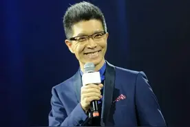 朱广权：逆袭成央视主播，43岁还未结婚，父母也为他着急图片