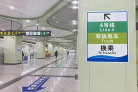 成都西站是9号线第12座车站，与4号线为换乘关系。作为交通枢纽的它，还与铁路、有轨电车接驳，非常方便哟。图片