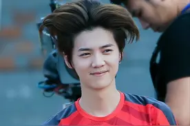 肌肉造假，发量造假，身高造假，男明星除了性别，还有什么是真的图片