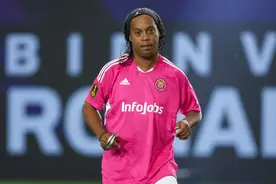 43岁小罗复出，200万人围观！队友给他戴袖标，首秀告负图片