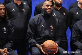 NBA全明星大合影出炉！詹皇字母抱球笑着坐C位 欧文紧挨着老詹图片