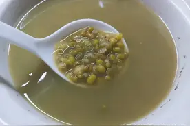 夏天多喝绿豆汤，补水补钾，学会4大技巧，10分钟开花，软烂起沙图片