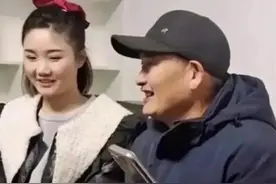 朱小伟离婚后成了香饽饽！媒人带着漂亮姑娘来大衣哥家过元宵节图片