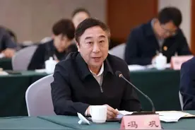 冯巩，履新职图片