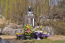 侯耀文墓地造价七百万，郭德纲率众吊唁，旁边还有“林妹妹”之墓图片