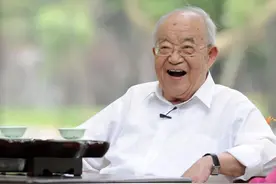 乔羽告别仪式，市民在门口排长龙悼念，87岁谷建芬拄拐送别图片