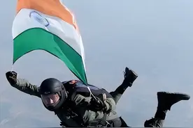 印军伞兵跳伞表演变集体葬礼！上万美元的降落伞，竟一半打不开！图片