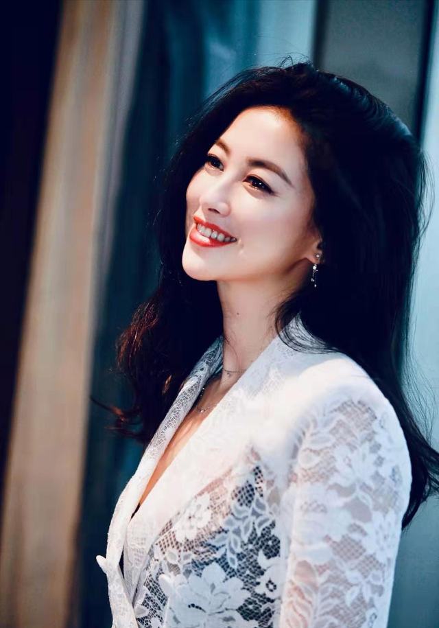 阿涅利家族的第五代传人,24岁时就成了菲亚特集团的副总裁,如果朱珠能