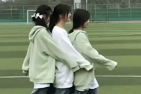 大码衣裤搭配八字刘海，中学女生形象遭父母吐槽：这是全国统一？图片