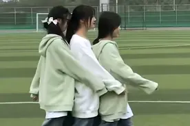 大码衣裤搭配八字刘海，中学女生形象遭父母吐槽：这是全国统一？图片