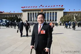 空难死里逃生30年后，他拄拐上两会图片