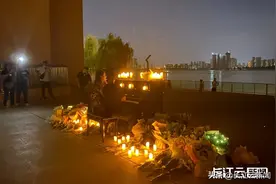 泪崩大合唱！歌迷自发为“武汉姑娘”李玟举行悼念演奏会图片