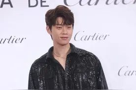 魏大勋的衣品真不是盖的，穿亮片衬衫很养眼，虽是一身黑但很潮流图片