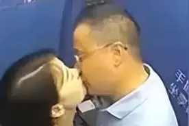 南京“电梯激吻门”持续发酵，美艳人妻的“底裤”被扒得一干二净图片