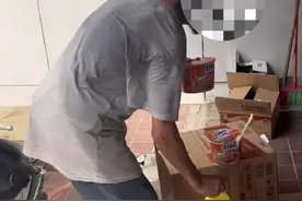 超市女老板给落魄老伯送泡面和饮料，她说：会继续善良！图片