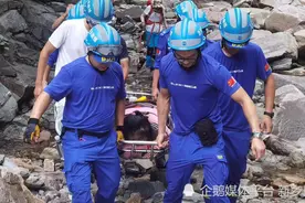 游客受伤被困峡谷“蓝精灵”暖心救助图片