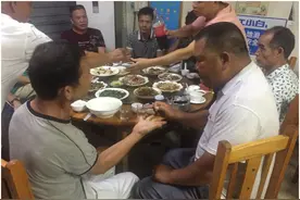 兄弟俩，酒桌上为喝高度酒还是低度酒争吵，老舅：把嘴闭上听我说图片