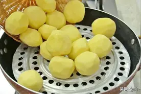 把土豆放锅里蒸一蒸，这样做太解馋了，麻辣开胃，全家人抢着吃图片