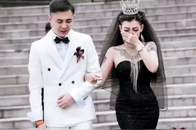 网传“黑婚纱新娘”被磨平了棱角，眼中无光；新郎发胖，回归正常图片