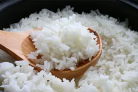 煮米饭不要只加水了，教你饭店不外传的秘诀，米饭松软香甜更好吃图片