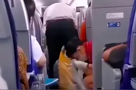 旅客飞机上排便，南航回应图片