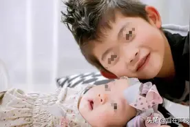 哥哥每次靠近妹妹，妹妹都莫名哭泣，妈妈掀开妹妹衣服后失声痛哭图片